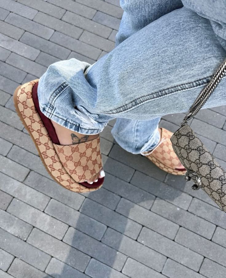 "GG" Platform Slides